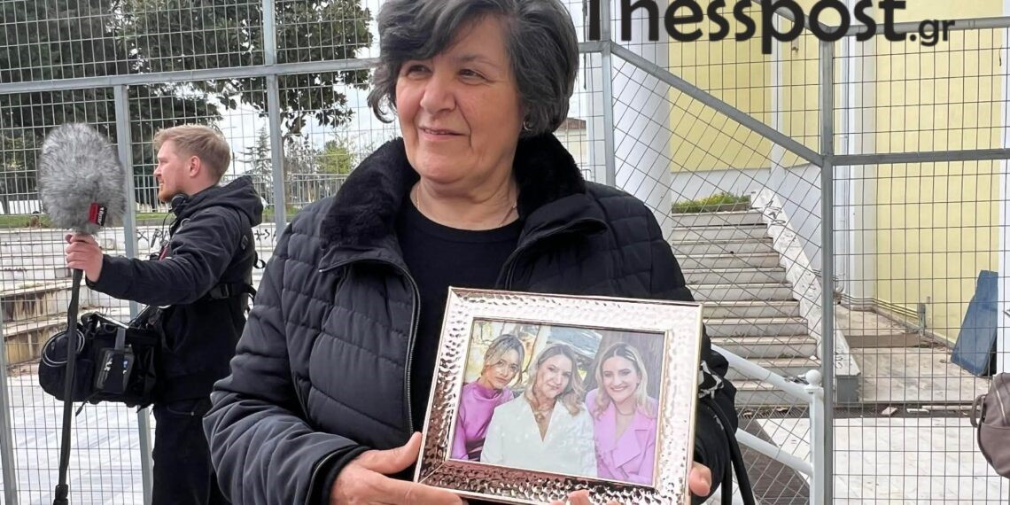 Συγκινεί η γιαγιά των τριών κοριτσιών της οικογένειας Πλακιά